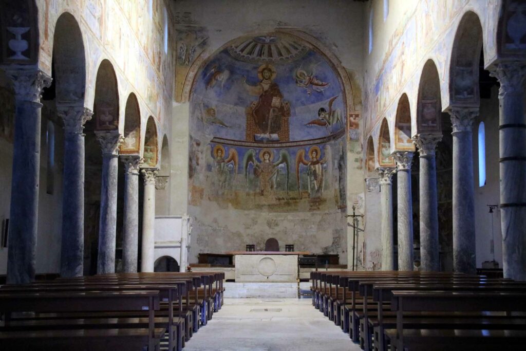 Abbazia_di_Sant'Angelo_in_Formis,_interno_01